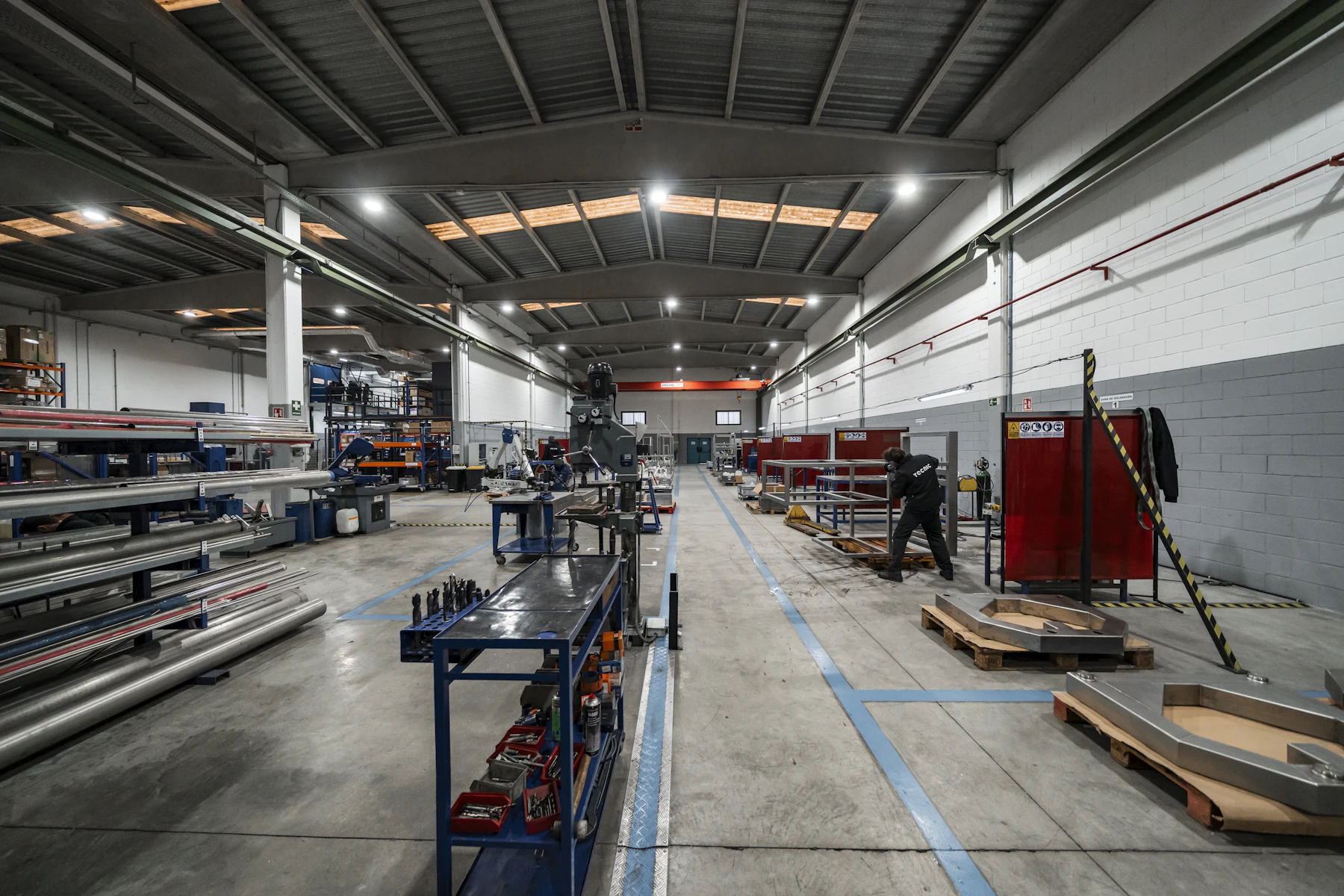 Ambiente industrial organizado com máquinas e área de produção